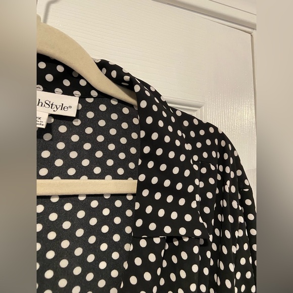 NWOT NorthStyle Size 2X Black Cream Polka Dot 3/4 Sleeve Flowy Wrap Front Blouse - Picture 3 of 10